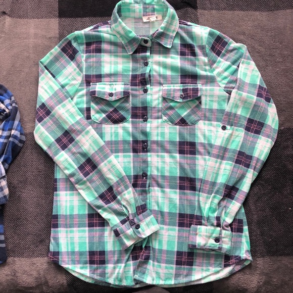 2 Ardene plaid shirts - Picture 4 of 5